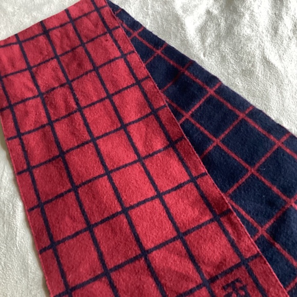 VINTAGE TOMMY HILFIGER REVERSIBLE SOFT WOOL RED & NAVY SCARF - Picture 3 of 7